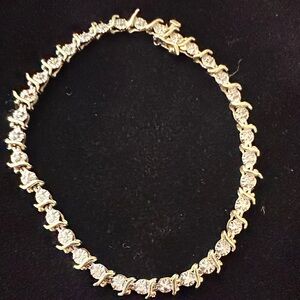 Vintage tennis bracelet with 10k yellow gold and diamond.